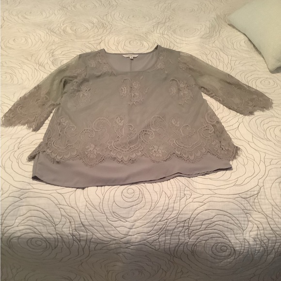 Lace grey top. - Picture 2 of 3